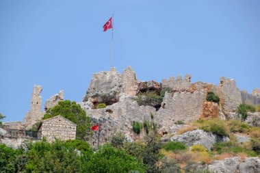 kıyıdaki Kekova antik kentinin kalıntıları.