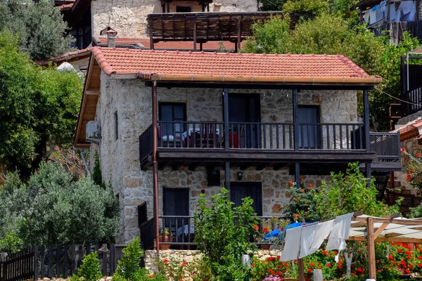 Hotel Sahil Pension Turquia, Kaleuchagiz, aldeia para visitantes ricos, sobre as ruínas da antiga cidade de Kekova . — Fotografia de Stock