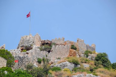 kıyıdaki Kekova antik kentinin kalıntıları.