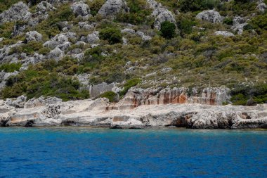 kıyıdaki Kekova antik kentinin kalıntıları.
