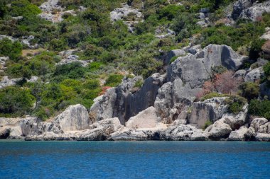 kıyıdaki Kekova antik kentinin kalıntıları.