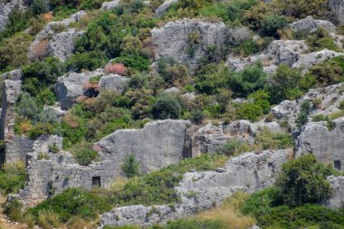 kıyıdaki Kekova antik kentinin kalıntıları.