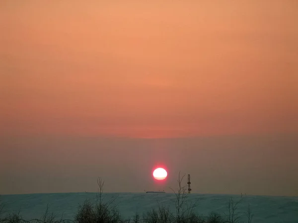 Пейзаж заходу сонця. Прекрасне небо. кольори заходу сонця . — стокове фото
