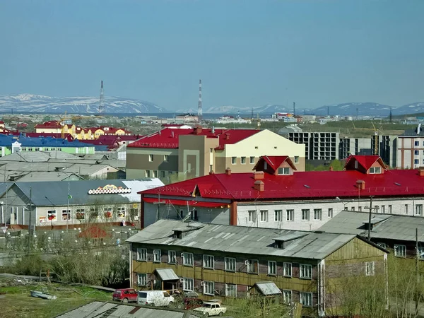 Місто Салехард, двоповерхові будинки в житловому районі міста. Сибір - це Ямаль. — стокове фото