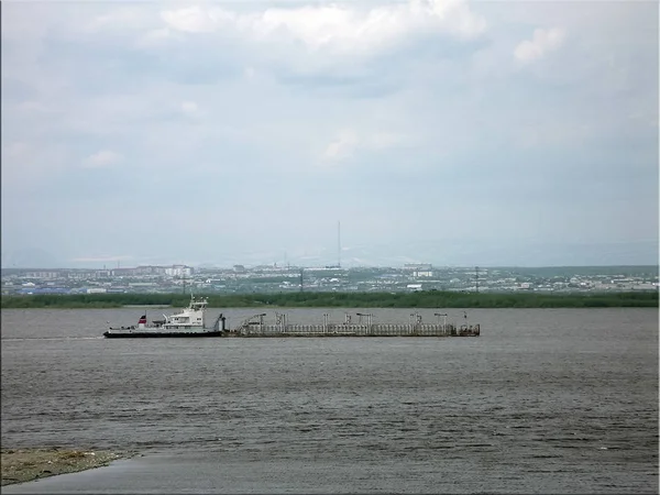 River port on the river of the city of Salekhard. Port cranes an — Stock Photo, Image