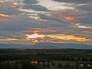 Gün batımı manzarası. Güzel gökyüzü. gün batımı renkleri.