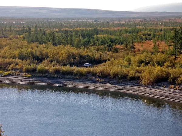 River and forest. Autumn landscape on the Yamal Peninsula under — Stock Photo, Image