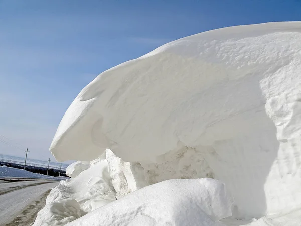 Snön driver från snöstorm nära vägen. Natural Snow sculp — Stockfoto