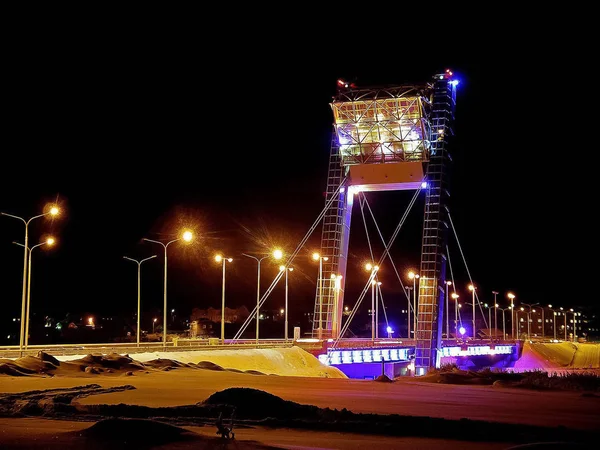 Ponte iluminada à noite. ponte em Salekhard . — Fotografia de Stock