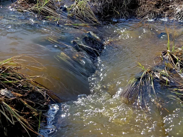 Waterstromen in een riviertje. De stroom van water. — Stockfoto