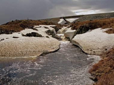 İlkbaharda eriyen kar. Bahar sıcağı karı eritecek..