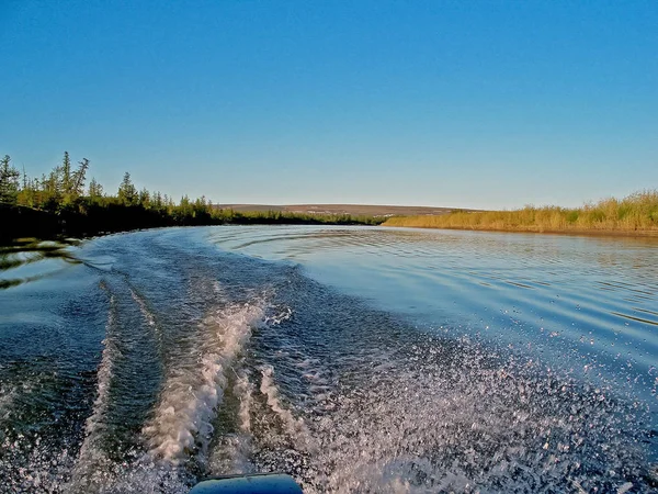 Воды с моторной лодки в реке . — стоковое фото
