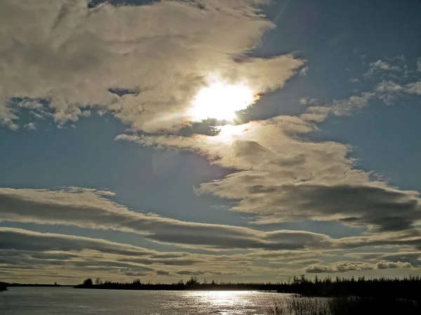 Paesaggio del tramonto. Bellissimo cielo. colori del tramonto . — Foto Stock