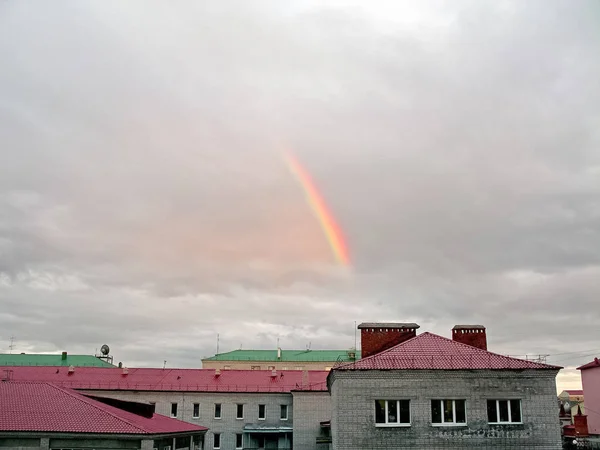 Радуга над городом. Природный феномен - радуга . — стоковое фото