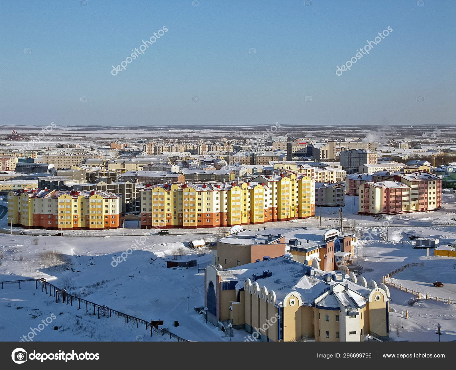 La città settentrionale di Salekhard. Case a un piano - Foto Stock: Foto, Immagini © Leonid_Eremeychuk 296699796 | Depositphotos