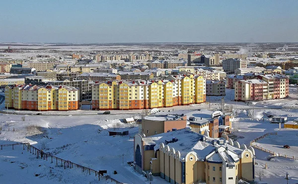 La ciudad norteña de Salekhard. Casas de una sola planta un —  Fotos de Stock