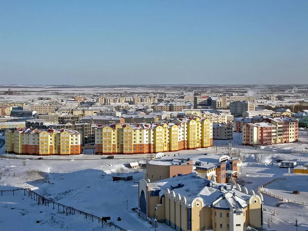 A cidade norte de Salekhard. Casas de um andar e — Fotografia de Stock