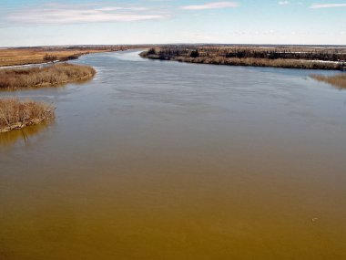 Nehir manzarası Erken bahar. çıplak ağaçlar, eriyen kar.