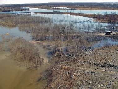 Nehir manzarası Erken bahar. çıplak ağaçlar, eriyen kar.