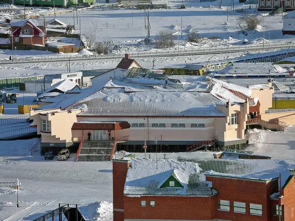 Staden SALEKHARD på vintern, hus och gator i staden. Staden ligger bortom polcirkeln på Yamalhalvön. — Stockfoto