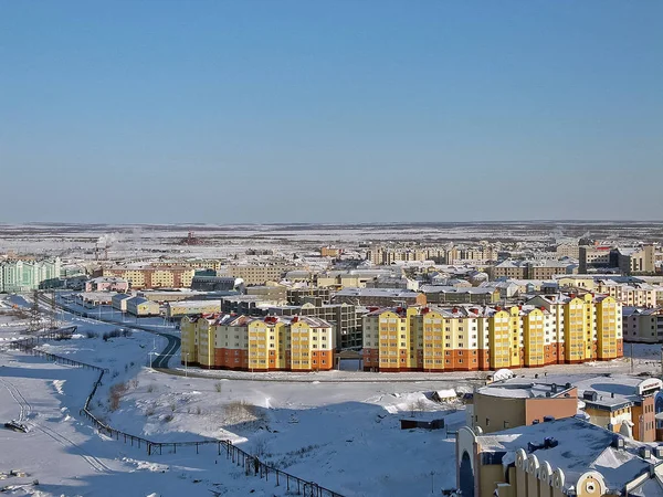 La ciudad norteña de Salekhard. Casas de una sola planta un —  Fotos de Stock