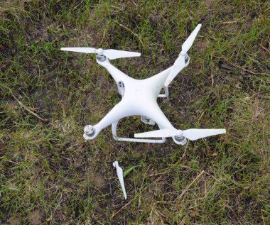 Düşen uçak. Kirli ve çim suyu bir birlik olduğunu