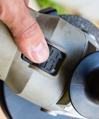 İş el değirmenleri ve parmak tetikte tutar