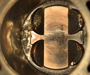 Motor piston sistemi demonte. Piston silindir var vida üzerinden izler. Parmak izi cıvata iplik.