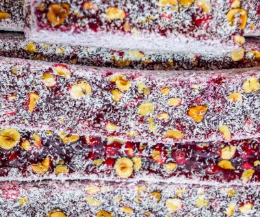 Kaju fıstığı, Hindistan cevizi ile serpilir ile marmelat yapışır. Hindistan Doğu tatlılar