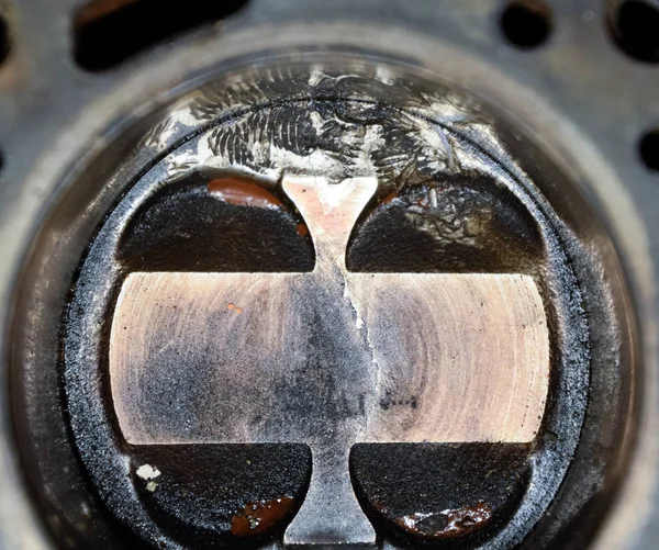 Sistema de pistón de motor desmontado. Rastros del tornillo que llegó al cilindro del pistón. Hilo de perno de huella dactilar . — Foto de Stock