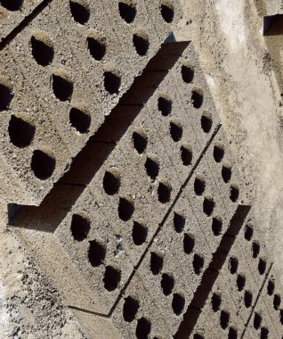 Kireç taşları yerde yatar ve kurur. Cüruf bloğu üretim tesisinde.