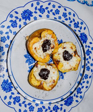 Elma süzme peynir ile pişmiş ve çikolata ve hindistan cevizi cips ile dekore.