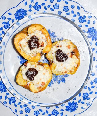 Elma süzme peynir ile pişmiş ve çikolata ve hindistan cevizi cips ile dekore.