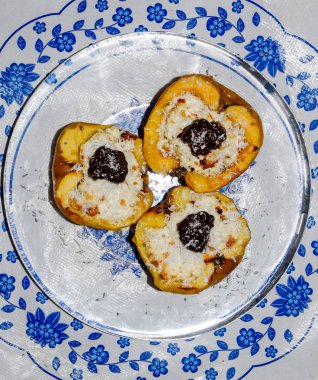 Elma süzme peynir ile pişmiş ve çikolata ve hindistan cevizi cips ile dekore.