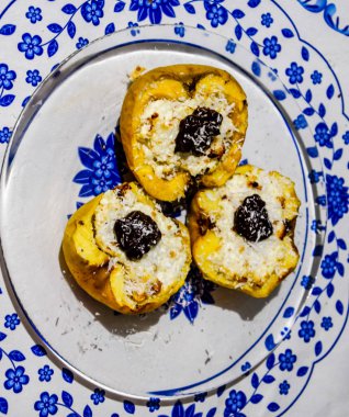 Elma süzme peynir ile pişmiş ve çikolata ve hindistan cevizi cips ile dekore.