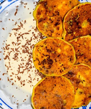 Tabakta ekşi krema ve çikolata parçacıkları ile Cheesecakes.