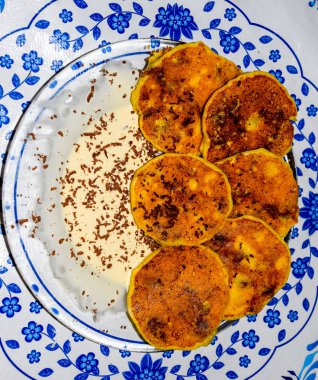 Tabakta ekşi krema ve çikolata parçacıkları ile Cheesecakes.