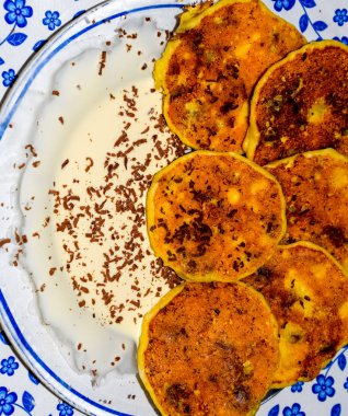 Tabakta ekşi krema ve çikolata parçacıkları ile Cheesecakes.