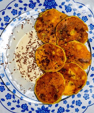 Tabakta ekşi krema ve çikolata parçacıkları ile Cheesecakes.