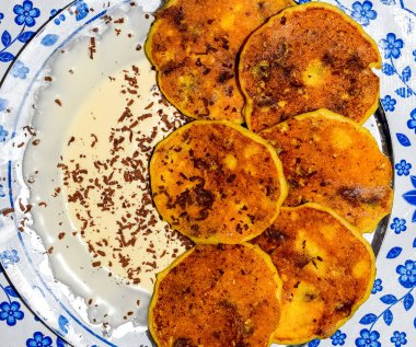 Tabakta ekşi krema ve çikolata parçacıkları ile Cheesecakes.