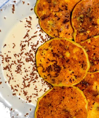 Tabakta ekşi krema ve çikolata parçacıkları ile Cheesecakes.