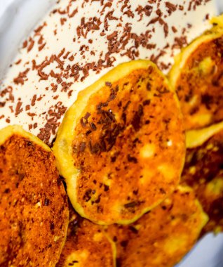 Tabakta ekşi krema ve çikolata parçacıkları ile Cheesecakes.