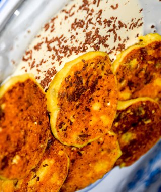 Tabakta ekşi krema ve çikolata parçacıkları ile Cheesecakes.