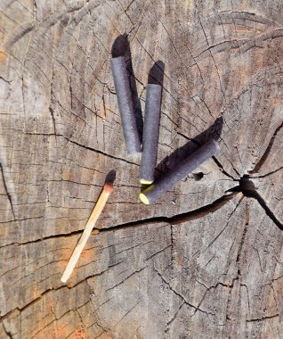 Üç havai fişek ve bir ağaç kütüğü yalan maç