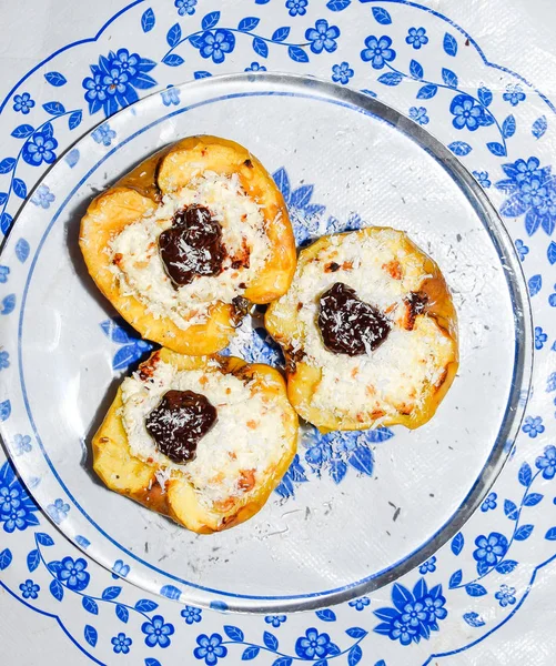 Elma süzme peynir ile pişmiş ve çikolata ve hindistan cevizi cips ile dekore.