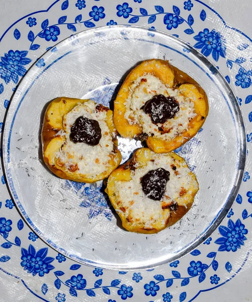 Elma süzme peynir ile pişmiş ve çikolata ve hindistan cevizi cips ile dekore.