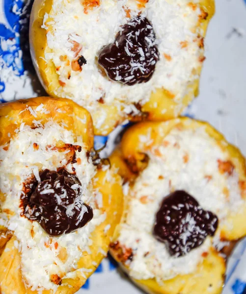 Elma süzme peynir ile pişmiş ve çikolata ve hindistan cevizi cips ile dekore.