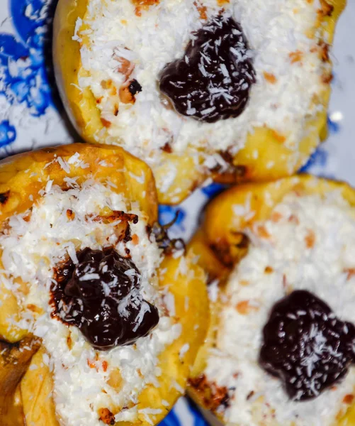 Elma süzme peynir ile pişmiş ve çikolata ve hindistan cevizi cips ile dekore.