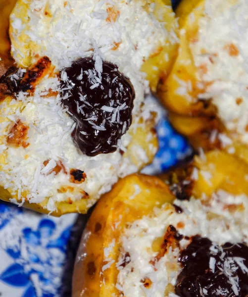 Elma süzme peynir ile pişmiş ve çikolata ve hindistan cevizi cips ile dekore.