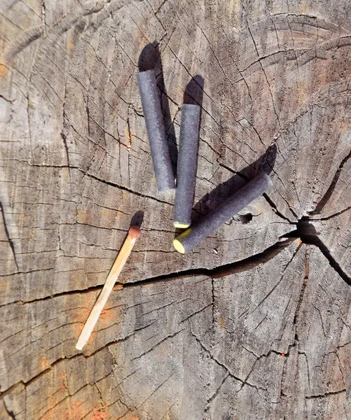 Üç havai fişek ve bir ağaç kütüğü yalan maç